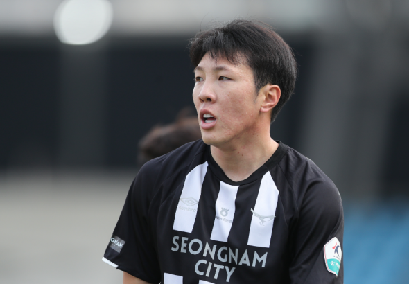 Shin Jae-won : « Lee Young-min a dit qu&rsquo;il ferait de moi un joueur de l&rsquo;équipe nationale »